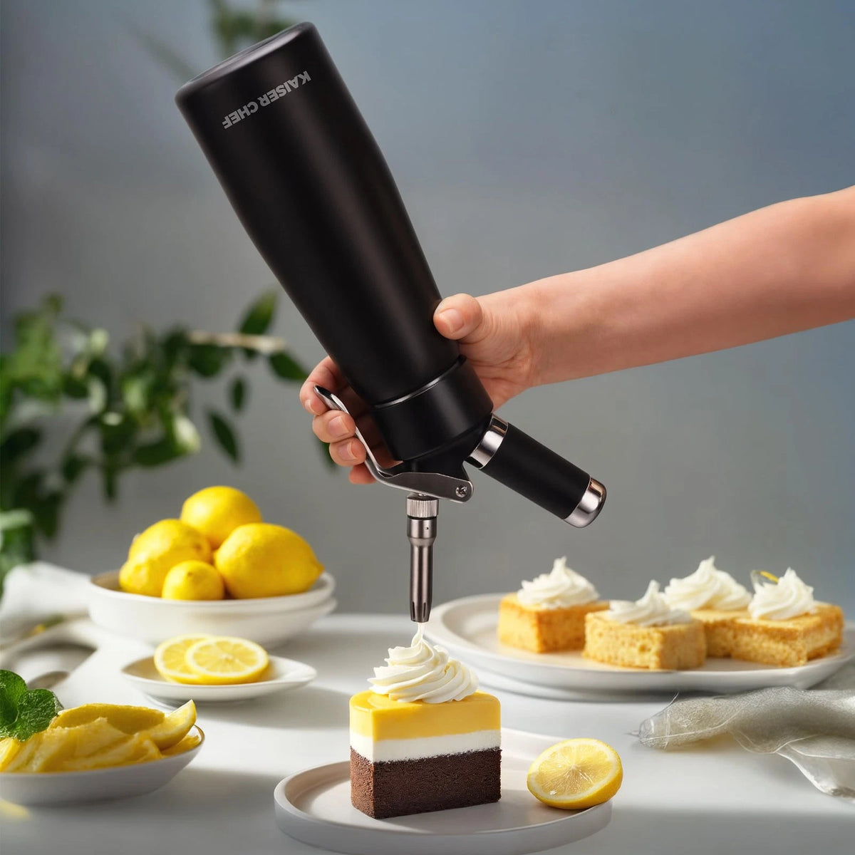 Professional Aluminum Whipped Cream Dispenser - 500 mL/1 500ml, Black